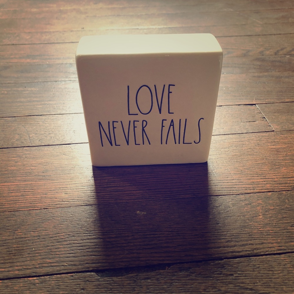 Rae Dunn “Love Never Fails” 🤍💕